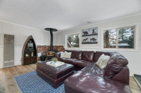 Boulder Bay Bungalow - Updated mountain retreat with hot tub, game table, and sauna!